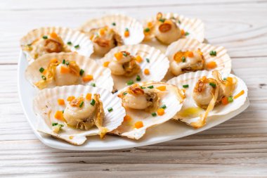 Kızarmış deniz tarağı, tereyağı ve sarımsak.