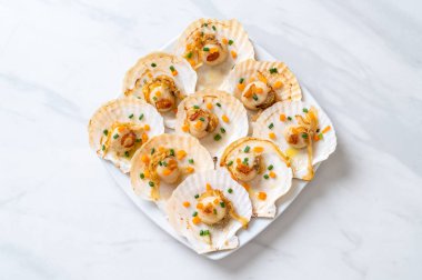 Kızarmış deniz tarağı, tereyağı ve sarımsak.