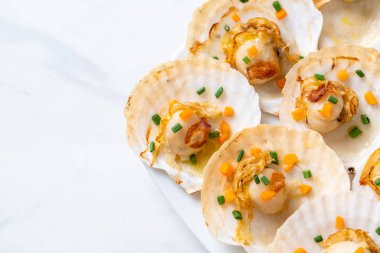 Kızarmış deniz tarağı, tereyağı ve sarımsak.