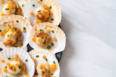 Kızarmış deniz tarağı, tereyağı ve sarımsak.