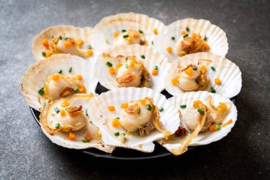 Kızarmış deniz tarağı, tereyağı ve sarımsak.