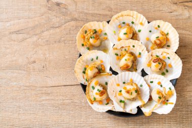 Kızarmış deniz tarağı, tereyağı ve sarımsak.