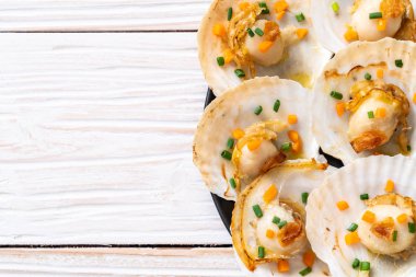 Kızarmış deniz tarağı, tereyağı ve sarımsak.