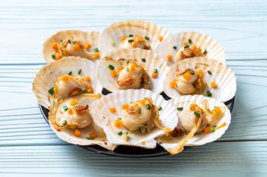 Kızarmış deniz tarağı, tereyağı ve sarımsak.