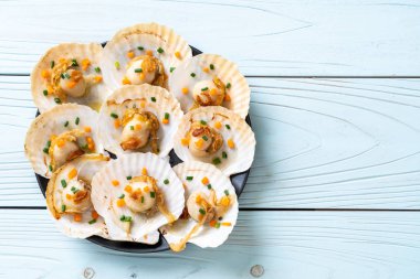 Kızarmış deniz tarağı, tereyağı ve sarımsak.