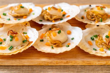 Kızarmış deniz tarağı, tereyağı ve sarımsak.