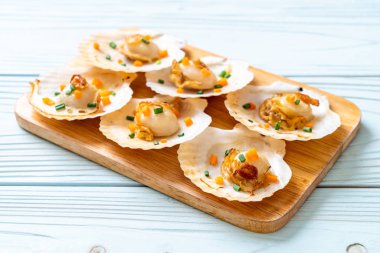 Kızarmış deniz tarağı, tereyağı ve sarımsak.