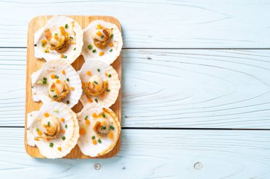 Kızarmış deniz tarağı, tereyağı ve sarımsak.