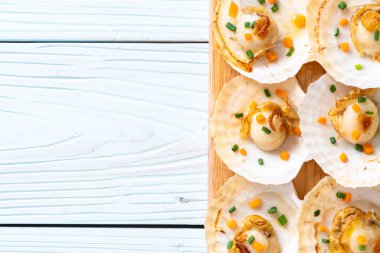 Kızarmış deniz tarağı, tereyağı ve sarımsak.