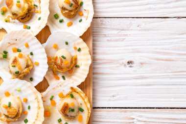 Kızarmış deniz tarağı, tereyağı ve sarımsak.