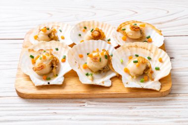 Kızarmış deniz tarağı, tereyağı ve sarımsak.