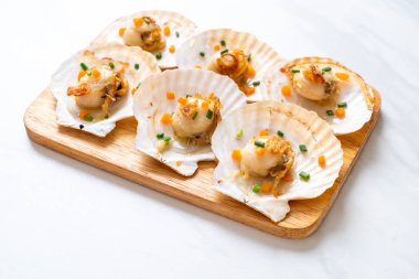 Kızarmış deniz tarağı, tereyağı ve sarımsak.