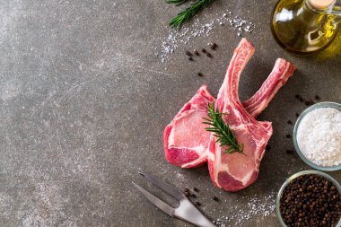 taze domuz pirzolası ham madde ile