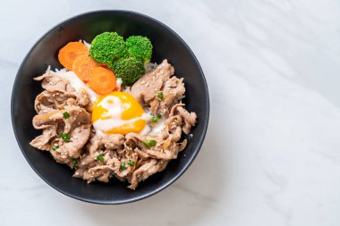 Donburi, domuz eti Pilav kasesi onsen yumurta ve sebze - Japon gıda tarzı