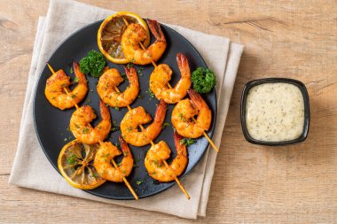 Limon - deniz ürünleri tarzı ile ızgara kaplan karides şiş