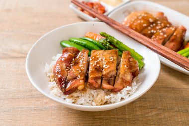 Teriyaki tavuk pilav kasesi - Asya gıda tarzı