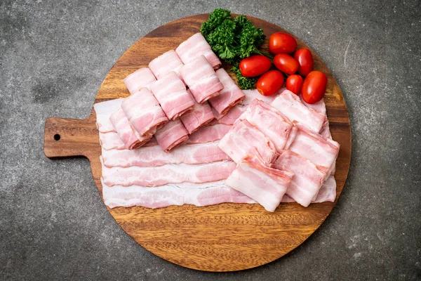 Ahşap tahta üzerinde çiğ domuz pastırma dilimlenmiş