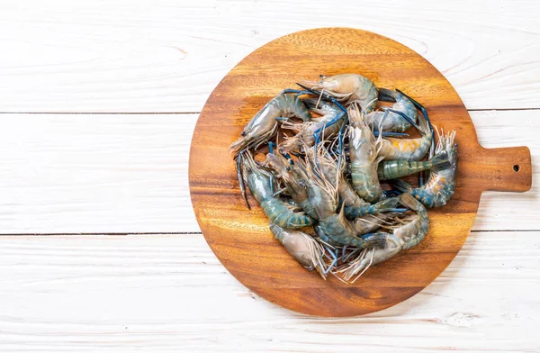 kesme tahtası üzerinde taze mavi karides