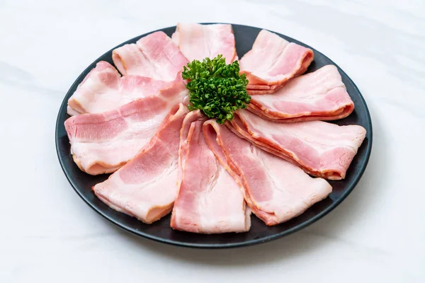 Çiğ domuz pastırma tabağa dilimlenmiş