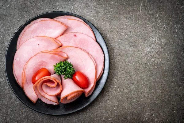 tabağa dilimlenmiş jambon füme