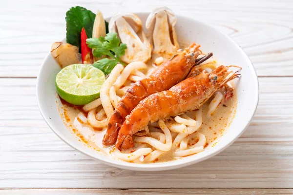 Baharatlı karides udon ramen noodle (Tom Yum Goong) - Japon füzyon gıda tarzı