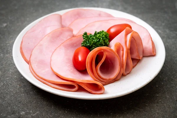 tabağa dilimlenmiş jambon füme