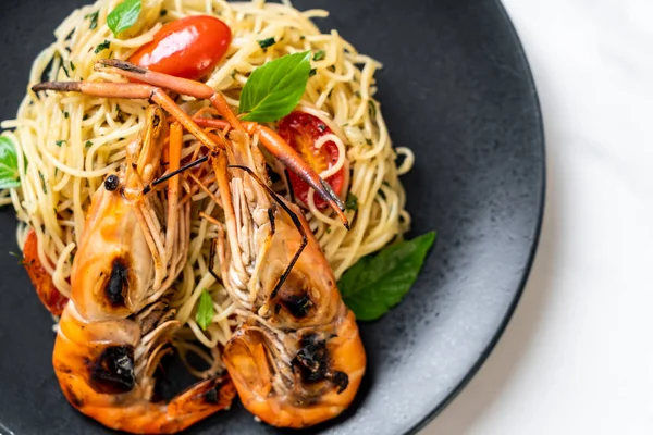 ızgara karides ve domates - İtalyan Füzyon gıda tarzı ile tavada kızartılmış spagetti