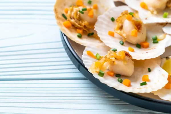 Kızarmış deniz tarağı, tereyağı ve sarımsak.