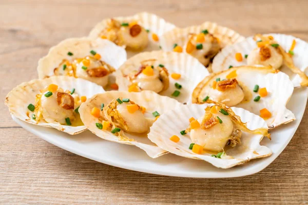 Kızarmış deniz tarağı, tereyağı ve sarımsak.