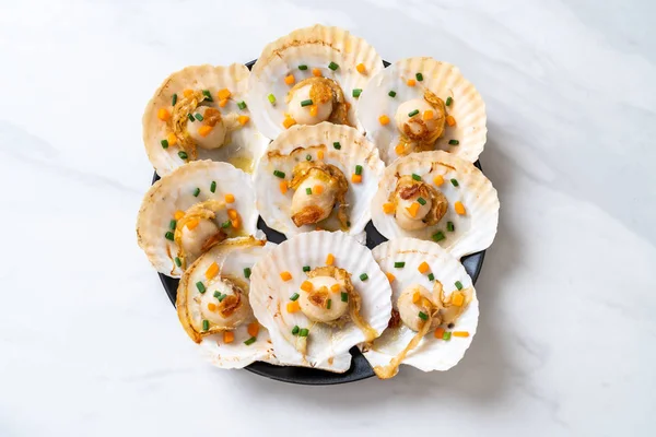 Kızarmış deniz tarağı, tereyağı ve sarımsak.