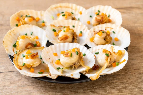 Kızarmış deniz tarağı, tereyağı ve sarımsak.