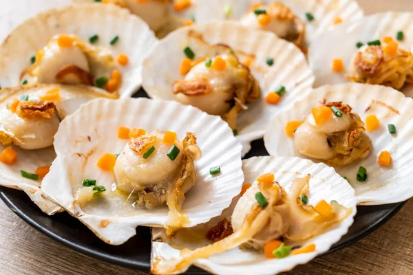 Kızarmış deniz tarağı, tereyağı ve sarımsak.