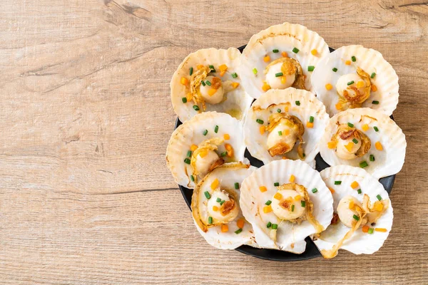 Kızarmış deniz tarağı, tereyağı ve sarımsak.