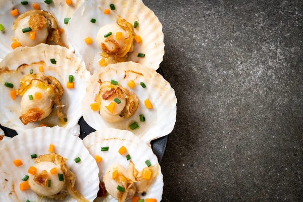 Kızarmış deniz tarağı, tereyağı ve sarımsak.