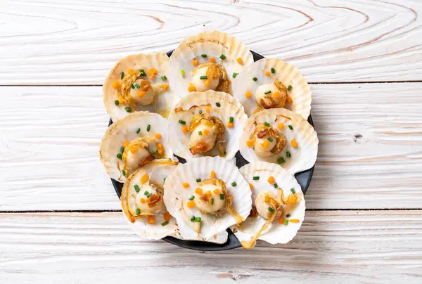 Kızarmış deniz tarağı, tereyağı ve sarımsak.