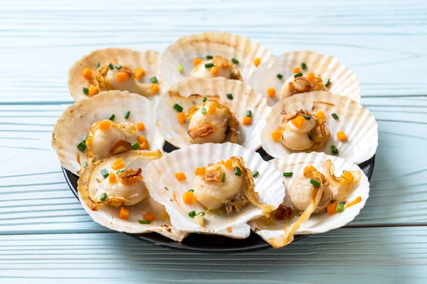 Kızarmış deniz tarağı, tereyağı ve sarımsak.