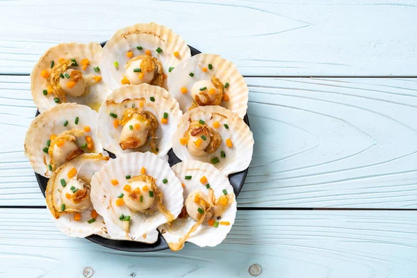 Kızarmış deniz tarağı, tereyağı ve sarımsak.