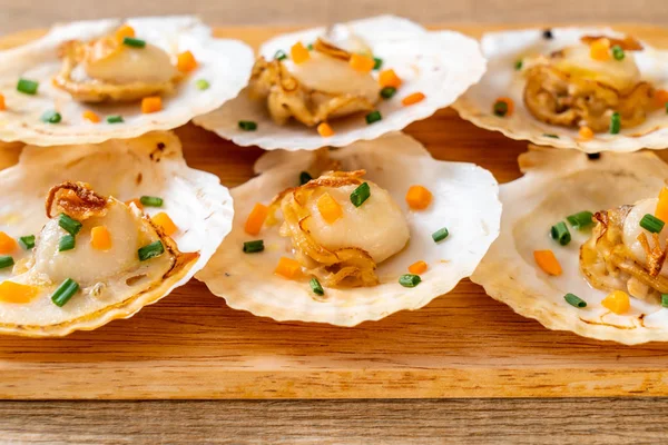 Kızarmış deniz tarağı, tereyağı ve sarımsak.