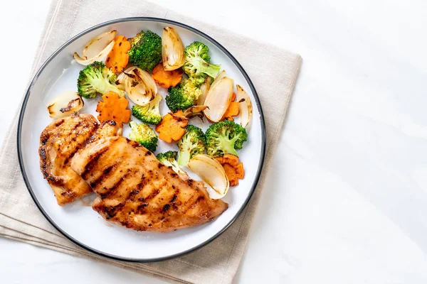 çukurunu tavuk göğsü biftek sebze (brokoli, havuç, soğan ile)