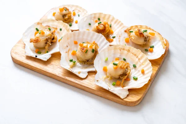 Kızarmış deniz tarağı, tereyağı ve sarımsak.