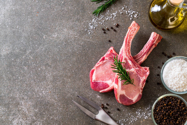 свежая свиная отбивная сырая с ингредиентом
