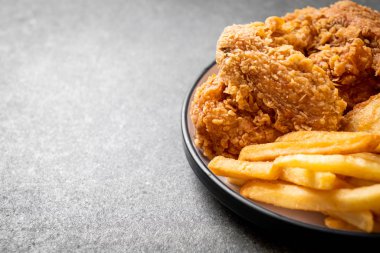 Kızarmış tavuk, patates kızartması ve nugget yemeği. Abur cubur ve sağlıksız yemek.