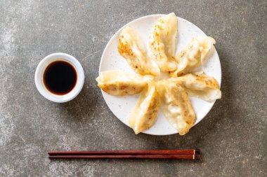 Japon gyoza 'sı ya da soya soslu hamur tatlısı.