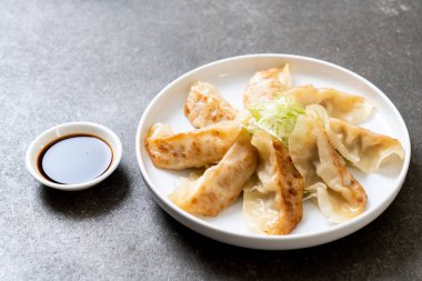 Japon gyoza 'sı ya da soya soslu hamur tatlısı.