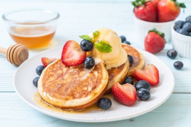 Yabanmersinli gözleme, çilek, bal ve vanilyalı dondurma.