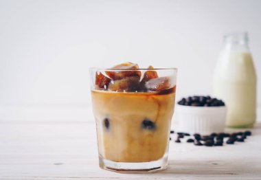 ahşap masa üzerinde sütlü kahve buz küpleri