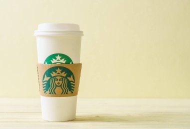 Bangkok, Tayland - 5 Haziran 2018: Beyaz kahve fincanı Starbucks logosu üzerinde tahta arka plan ile. Starbucks dünyanın en büyük kahve evi 61 ülke içinde 20.000'den fazla mağaza ile mi.