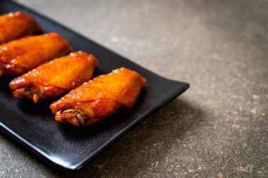 Barbekü tavuk kanadı sosu ile