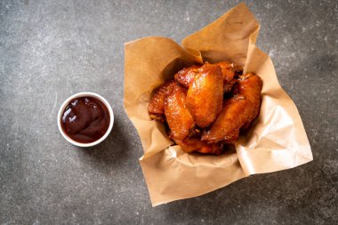 Barbekü tavuk kanadı sosu ile