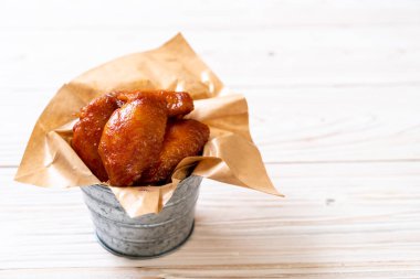 Barbekü tavuk kanadı sosu ile